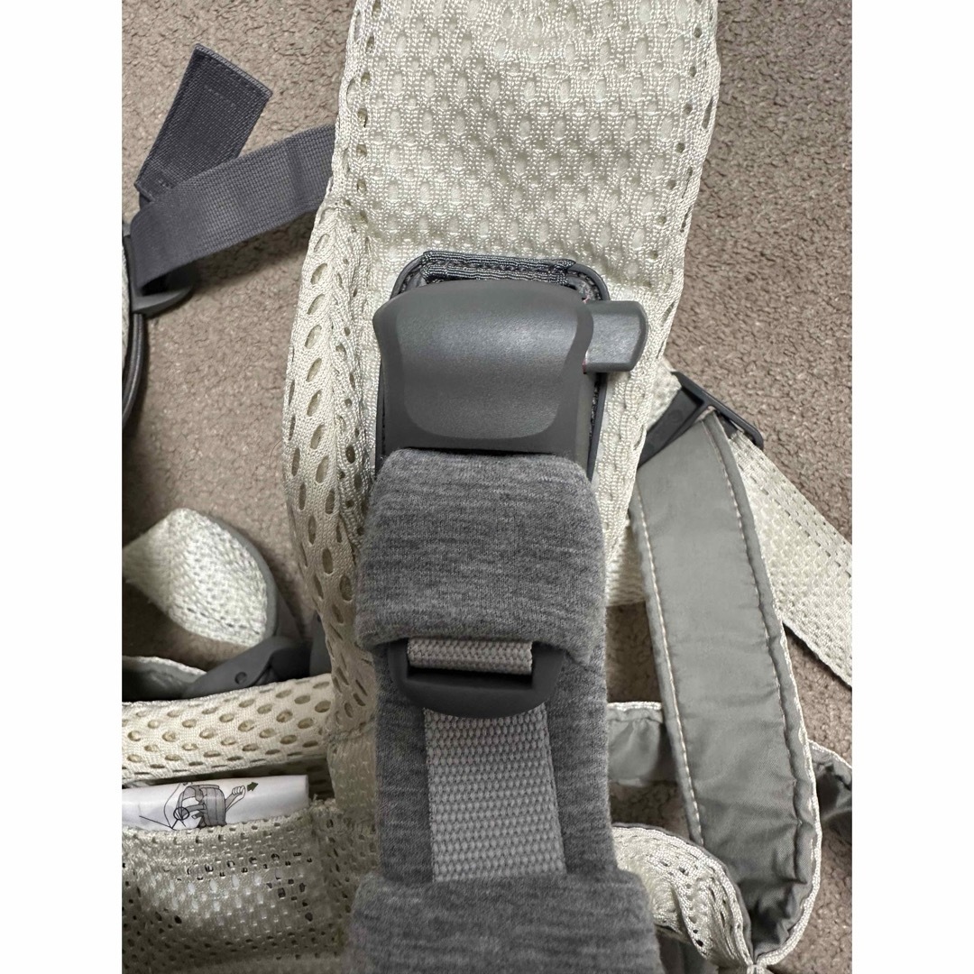 BABYBJORN(ベビービョルン)のベビージョルン　ハーモニー　クリーム キッズ/ベビー/マタニティの外出/移動用品(抱っこひも/おんぶひも)の商品写真