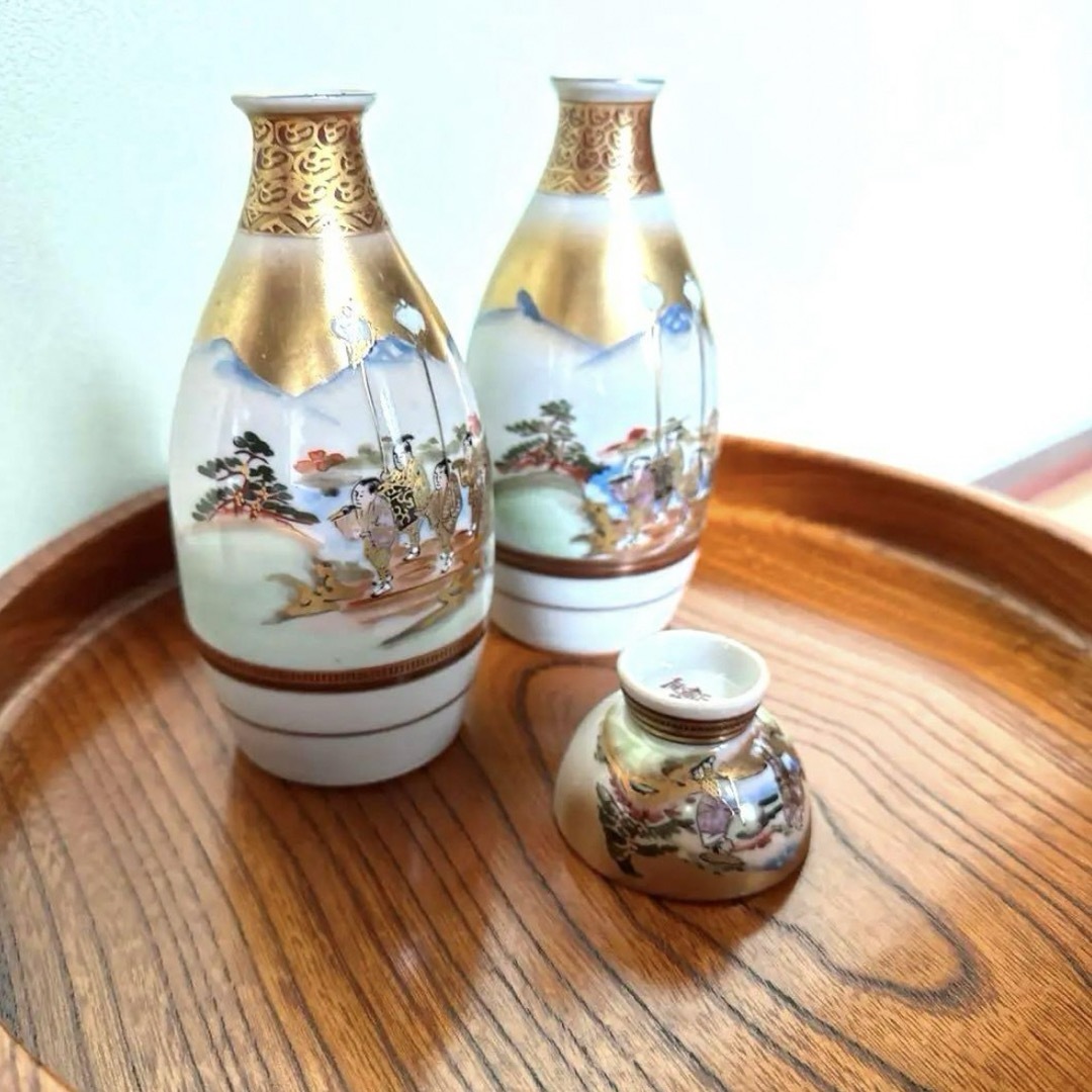 九谷青窯(クタニセイヨウ)の【新品】九谷焼 大名行列 酒器 豪華金彩 徳利2本 盃1個 九谷色絵 金 酒盃 インテリア/住まい/日用品のキッチン/食器(アルコールグッズ)の商品写真