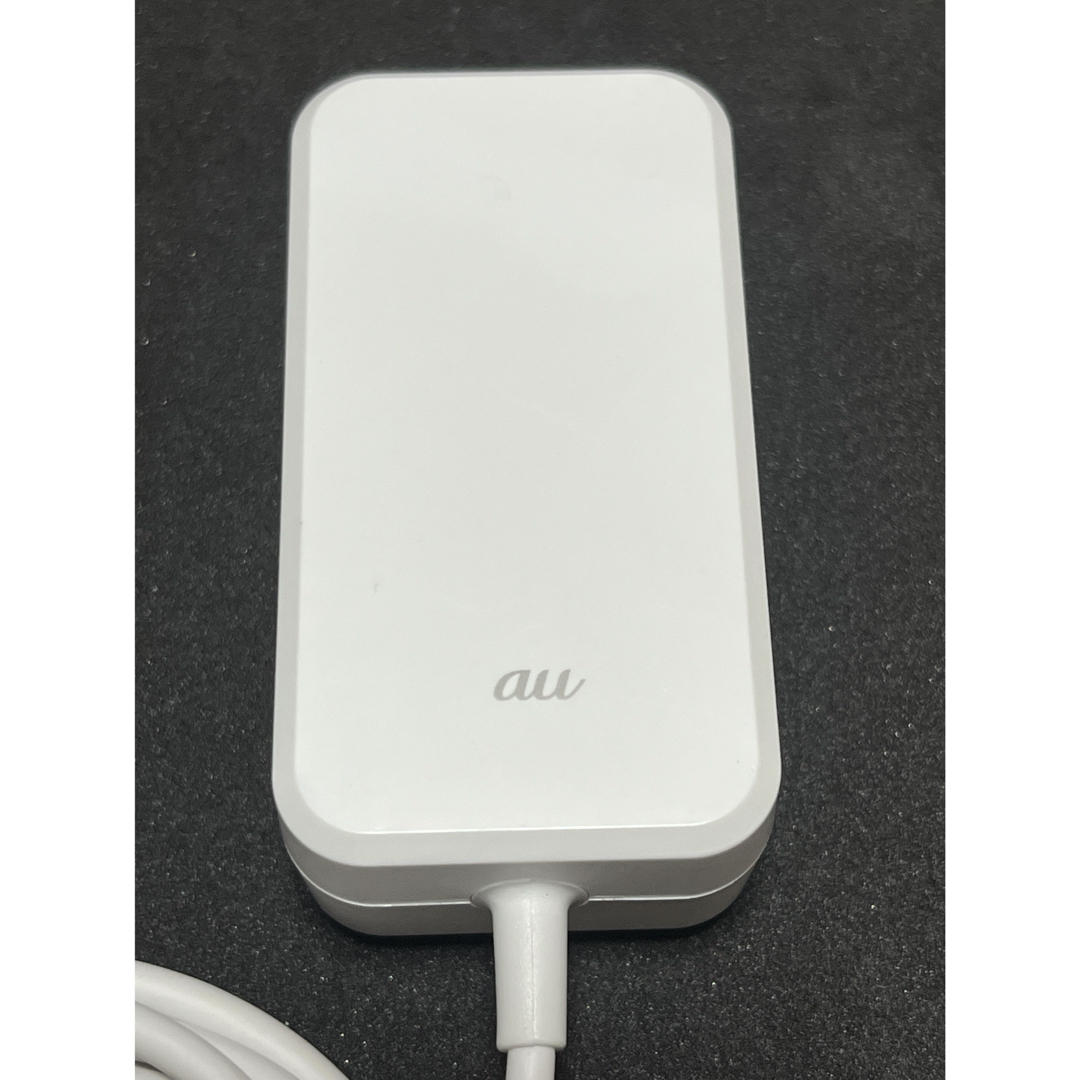 au(エーユー)のKDDI純正 充電器  0602PQA スマホ/家電/カメラのスマートフォン/携帯電話(バッテリー/充電器)の商品写真