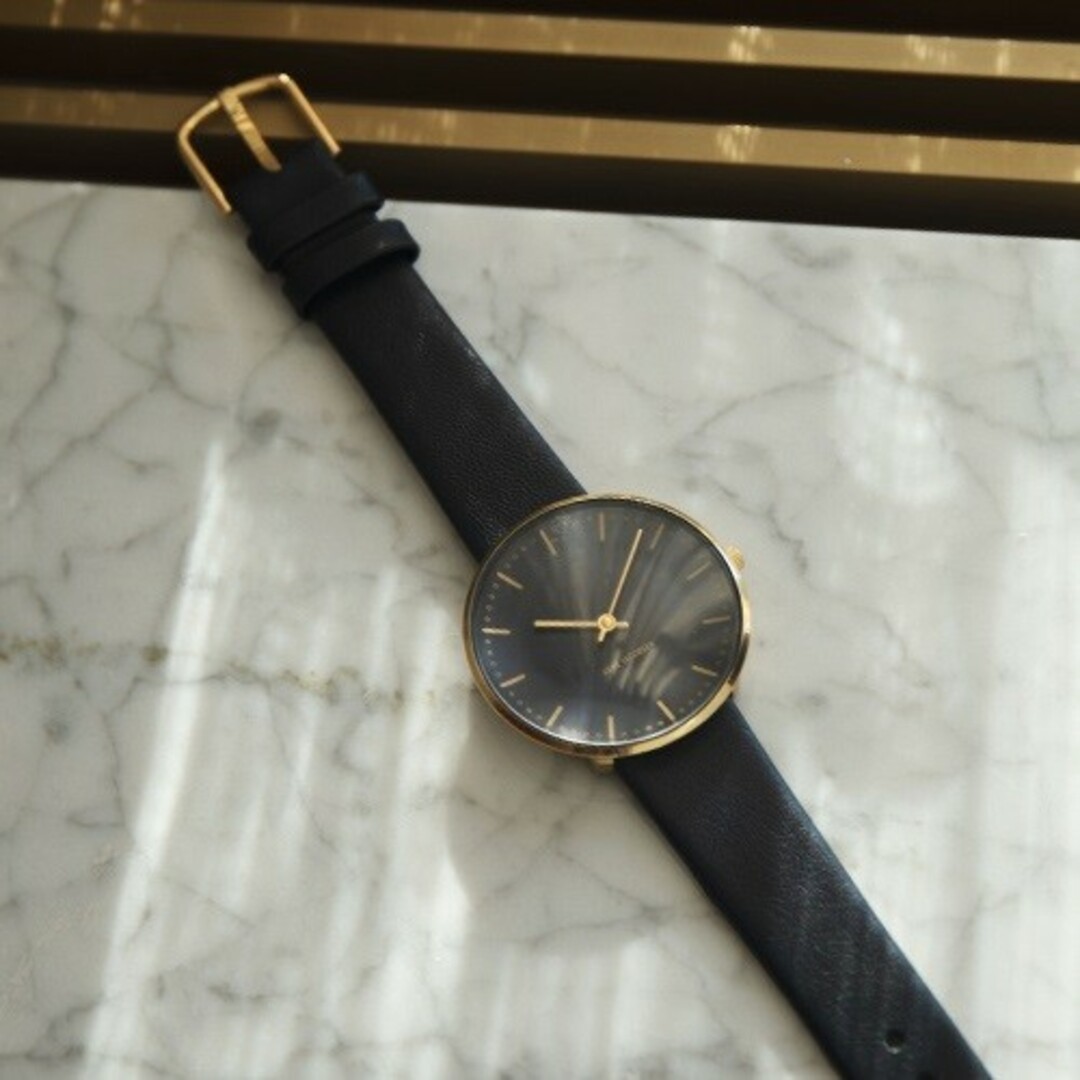 Arne Jacobsen(アルネヤコブセン)のアルネ・ヤコブセン　CITY HALL　34mm　ネイビー　ゴールド レディースのファッション小物(腕時計)の商品写真