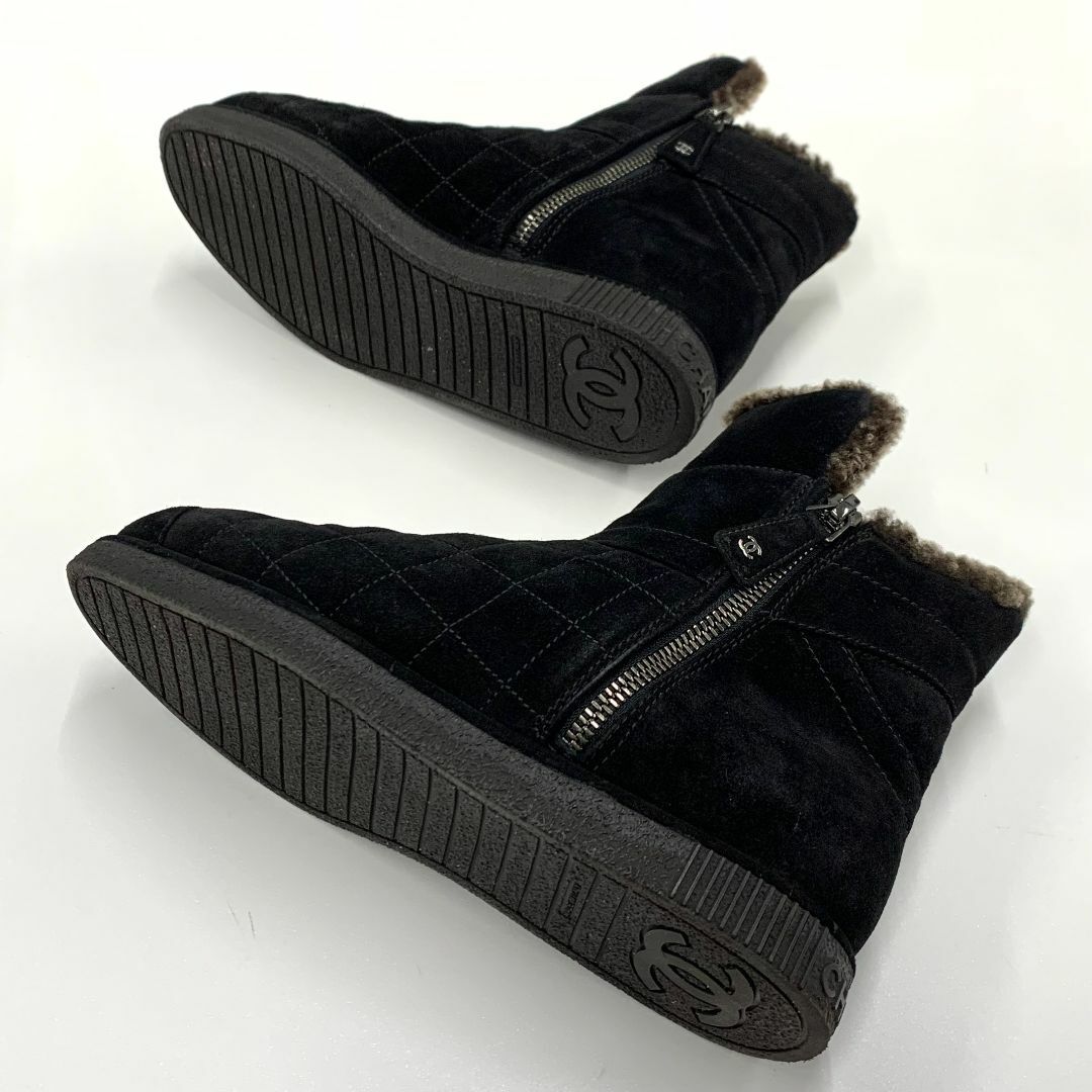 CHANEL(シャネル)の8882 シャネル スエード マトラッセ ココマーク ムートンブーツ ブラック レディースの靴/シューズ(ブーツ)の商品写真