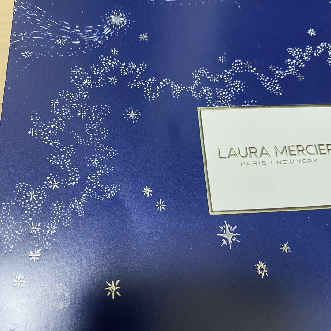 laura mercier(ローラメルシエ)のローラメルシエ 2023 クリスマスコフレ 限定デザイン ショップ袋 サイズ大 レディースのバッグ(ショップ袋)の商品写真