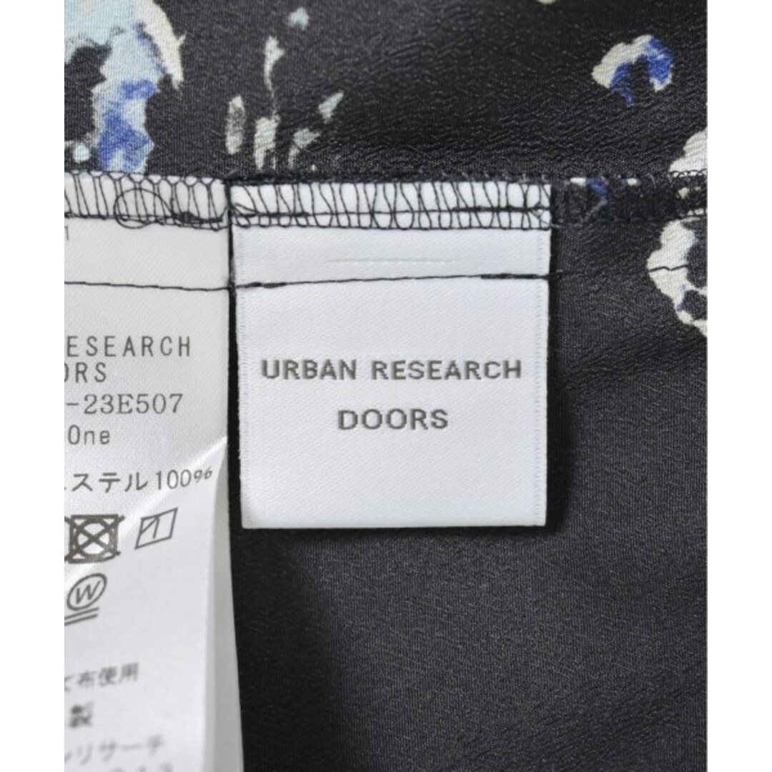 URBAN RESEARCH DOORS(アーバンリサーチドアーズ)のURBAN RESEARCH DOORS ブラウス ONE 黒x青(花柄) 【古着】【中古】 レディースのトップス(シャツ/ブラウス(長袖/七分))の商品写真