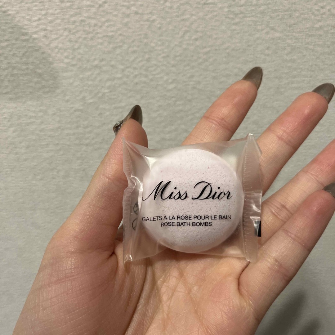 Dior(ディオール)のDiorバスボム【バラ売り5個】 コスメ/美容のボディケア(入浴剤/バスソルト)の商品写真