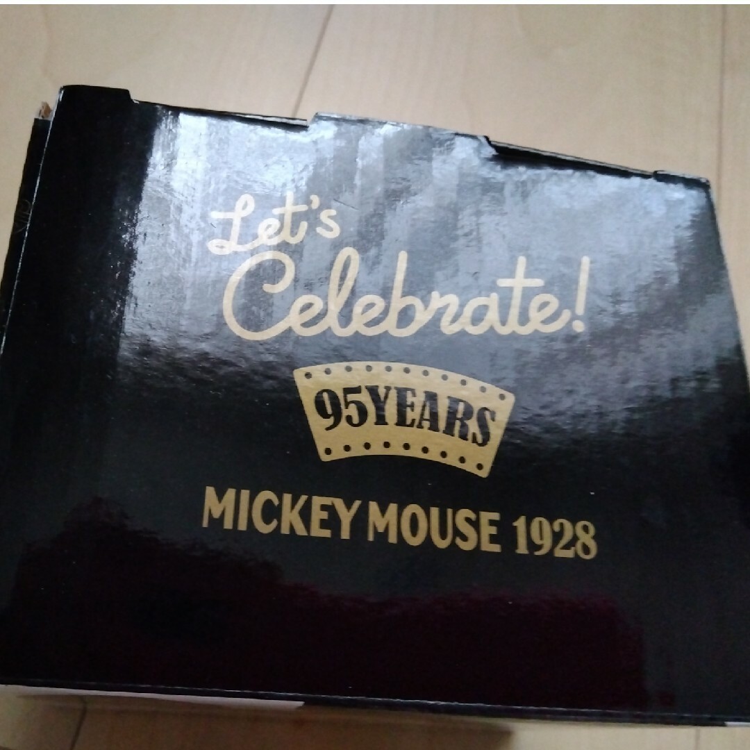 Disney(ディズニー)のミッキー　95周年　マグカップ　Disney　ディズニーストア　限定 インテリア/住まい/日用品のキッチン/食器(グラス/カップ)の商品写真