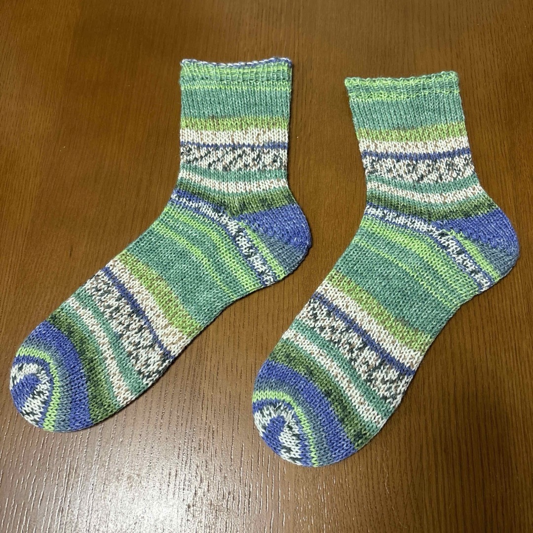 手編みの靴下 オパール毛糸使用 23.5cm前後 no14 ハンドメイドのファッション小物(レッグウェア)の商品写真