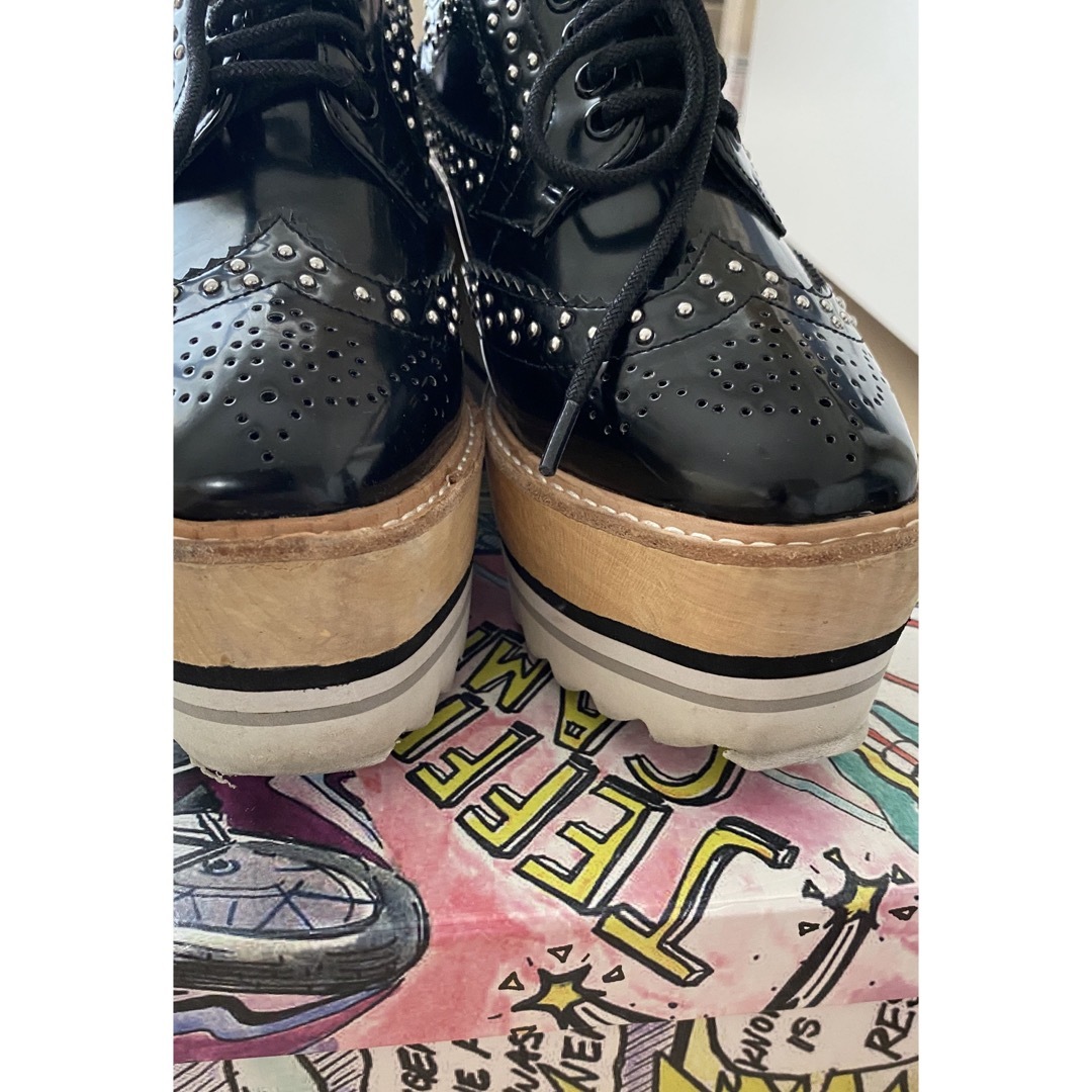 JEFFREY CAMPBELL(ジェフリーキャンベル)のJEFFREY CAMPBELL シャークソールスタッズレースアップシューズ レディースの靴/シューズ(ローファー/革靴)の商品写真