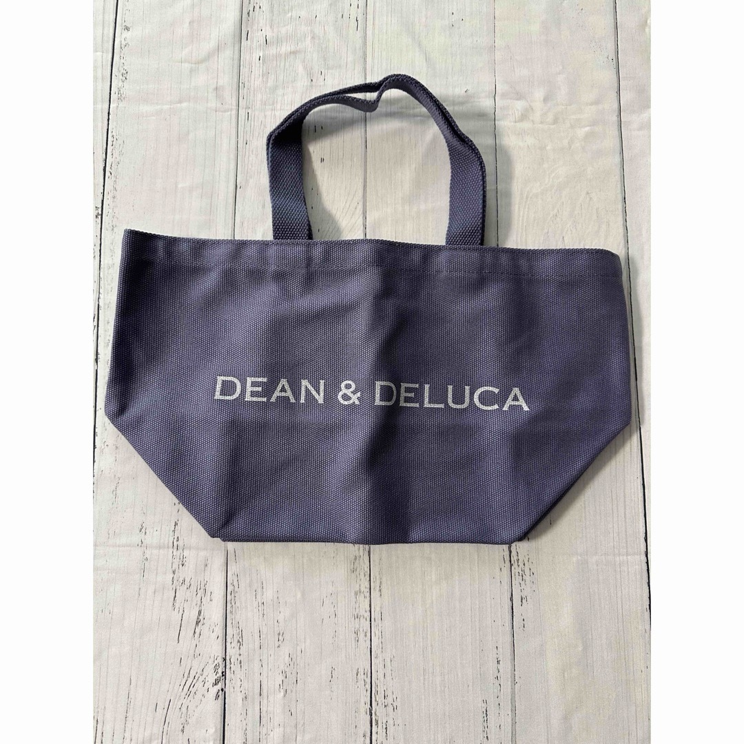 DEAN & DELUCA(ディーンアンドデルーカ)のDEAN & DELUCA　チャリティートートバッグ　バイオレットS レディースのバッグ(トートバッグ)の商品写真