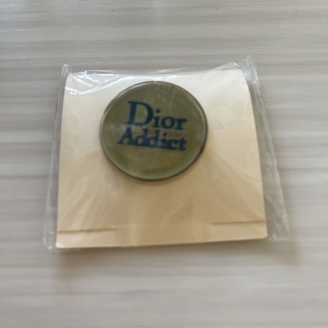 Dior(ディオール)のDIOR Addictピンバッジ新品未使用 コスメ/美容のメイク道具/ケアグッズ(その他)の商品写真