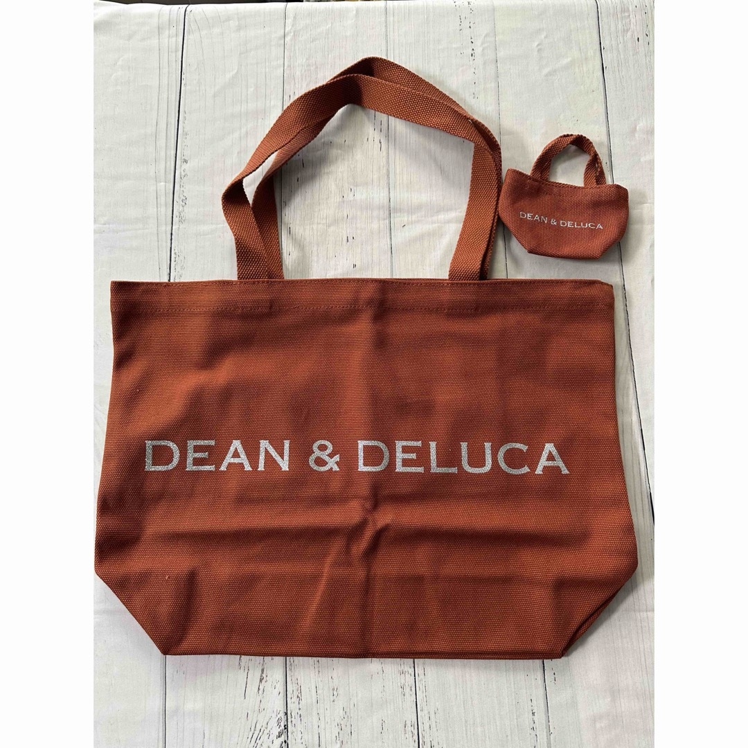 DEAN & DELUCA(ディーンアンドデルーカ)のDEAN & DELUCA　チャリティートートバッグ　テラコッタオレンジL&ミニ レディースのバッグ(トートバッグ)の商品写真