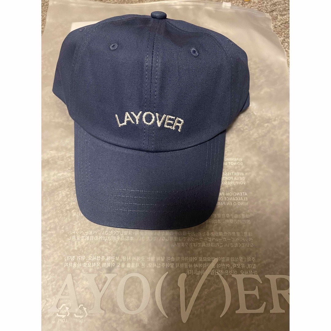 防弾少年団(BTS)(ボウダンショウネンダン)のBTS  V  Layover キャップ  ベージュ&ネイビー　2点 エンタメ/ホビーのタレントグッズ(アイドルグッズ)の商品写真