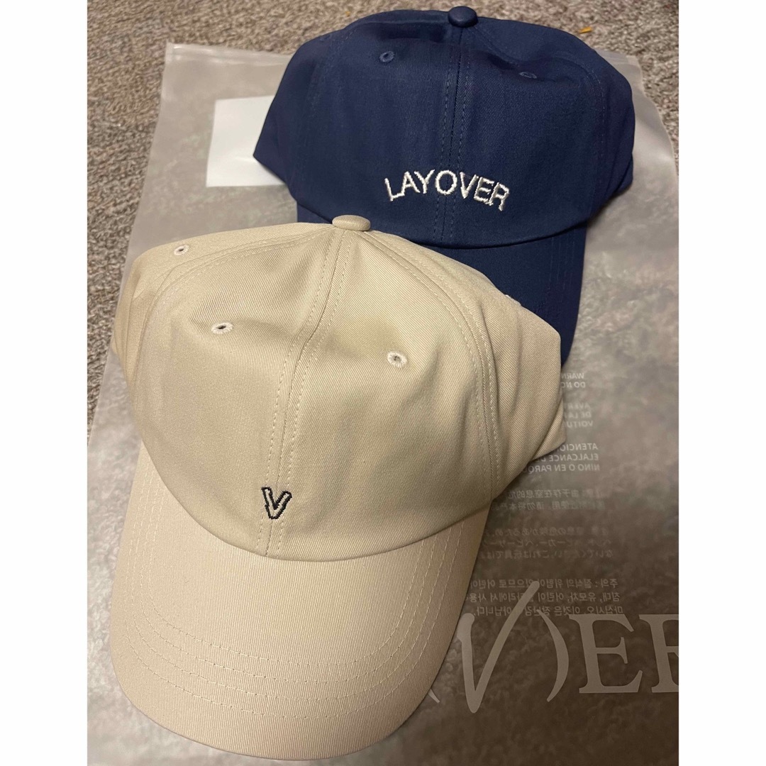 防弾少年団(BTS)(ボウダンショウネンダン)のBTS  V  Layover キャップ  ベージュ&ネイビー　2点 エンタメ/ホビーのタレントグッズ(アイドルグッズ)の商品写真