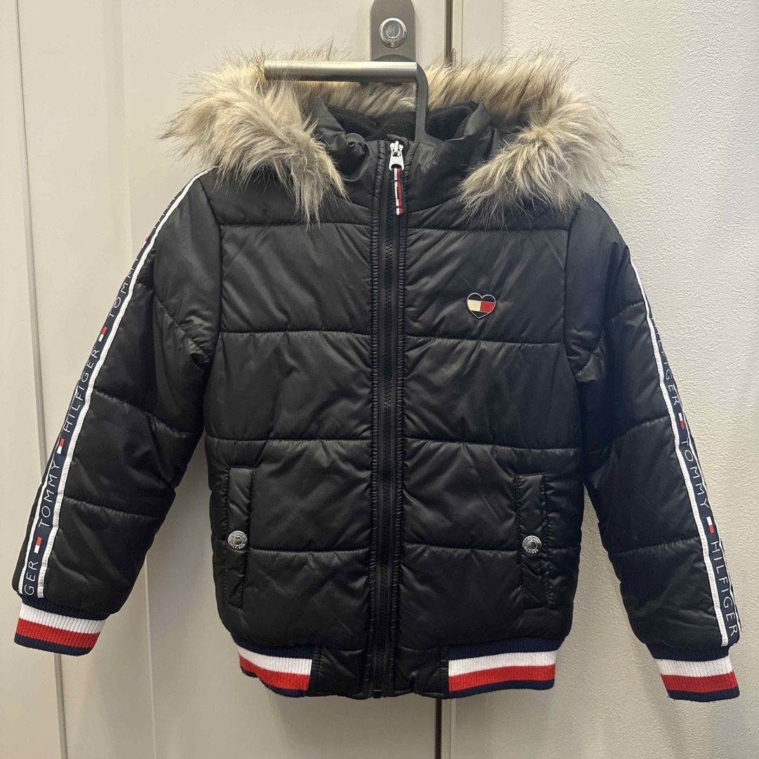 TOMMY HILFIGER(トミーヒルフィガー)のTOMMY HILFIGER　ファーダウンジャケット　ブラック キッズ/ベビー/マタニティのキッズ服女の子用(90cm~)(ジャケット/上着)の商品写真