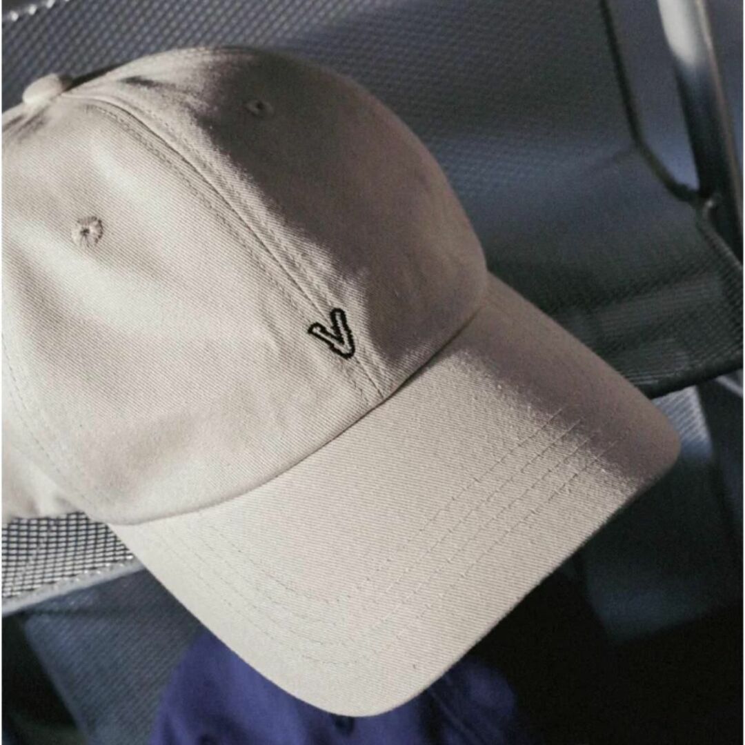 BTS V テテ 【LAYOVER】CAP beige  レイオーバー キャップ エンタメ/ホビーのタレントグッズ(アイドルグッズ)の商品写真