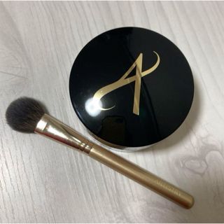 アムウェイ(Amway)の専用 ARTISTRY 〈フェースパウダー〉  ライト ハイライトブラシ セット(フェイスパウダー)