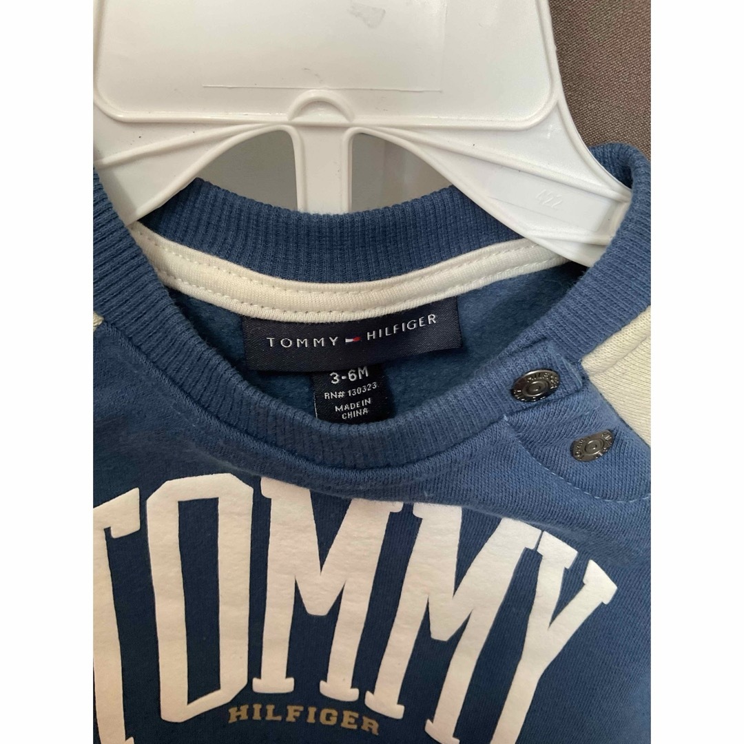 TOMMY HILFIGER(トミーヒルフィガー)の新品　3〜6ヶ月　TOMMY HILFIGER   2点セット キッズ/ベビー/マタニティのベビー服(~85cm)(トレーナー)の商品写真