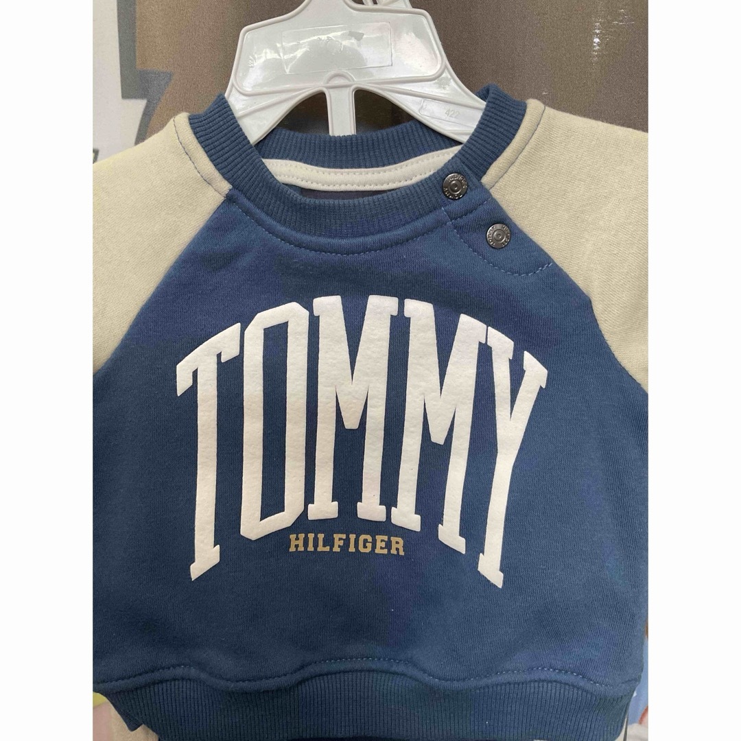 TOMMY HILFIGER(トミーヒルフィガー)の新品　3〜6ヶ月　TOMMY HILFIGER   2点セット キッズ/ベビー/マタニティのベビー服(~85cm)(トレーナー)の商品写真