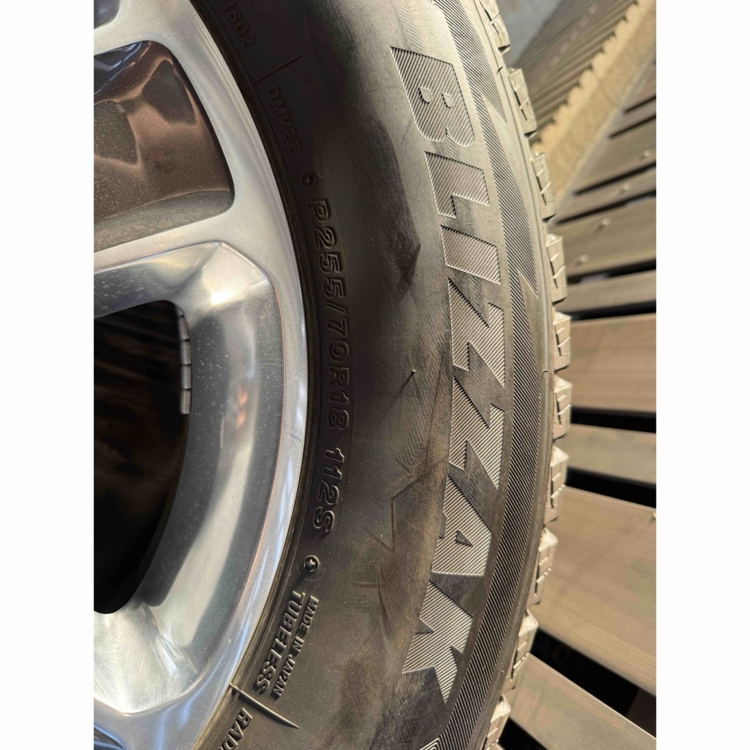 Jeep(ジープ)のJLラングラー純正ホイール BRIDGESTONE BLIZZAK  DM-V2 自動車/バイクの自動車(タイヤ・ホイールセット)の商品写真