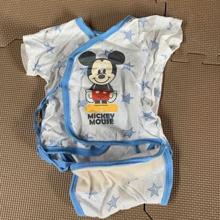 ディズニー(Disney)の④ 新生児サイズ　マジックテープ　汚れあり(肌着/下着)