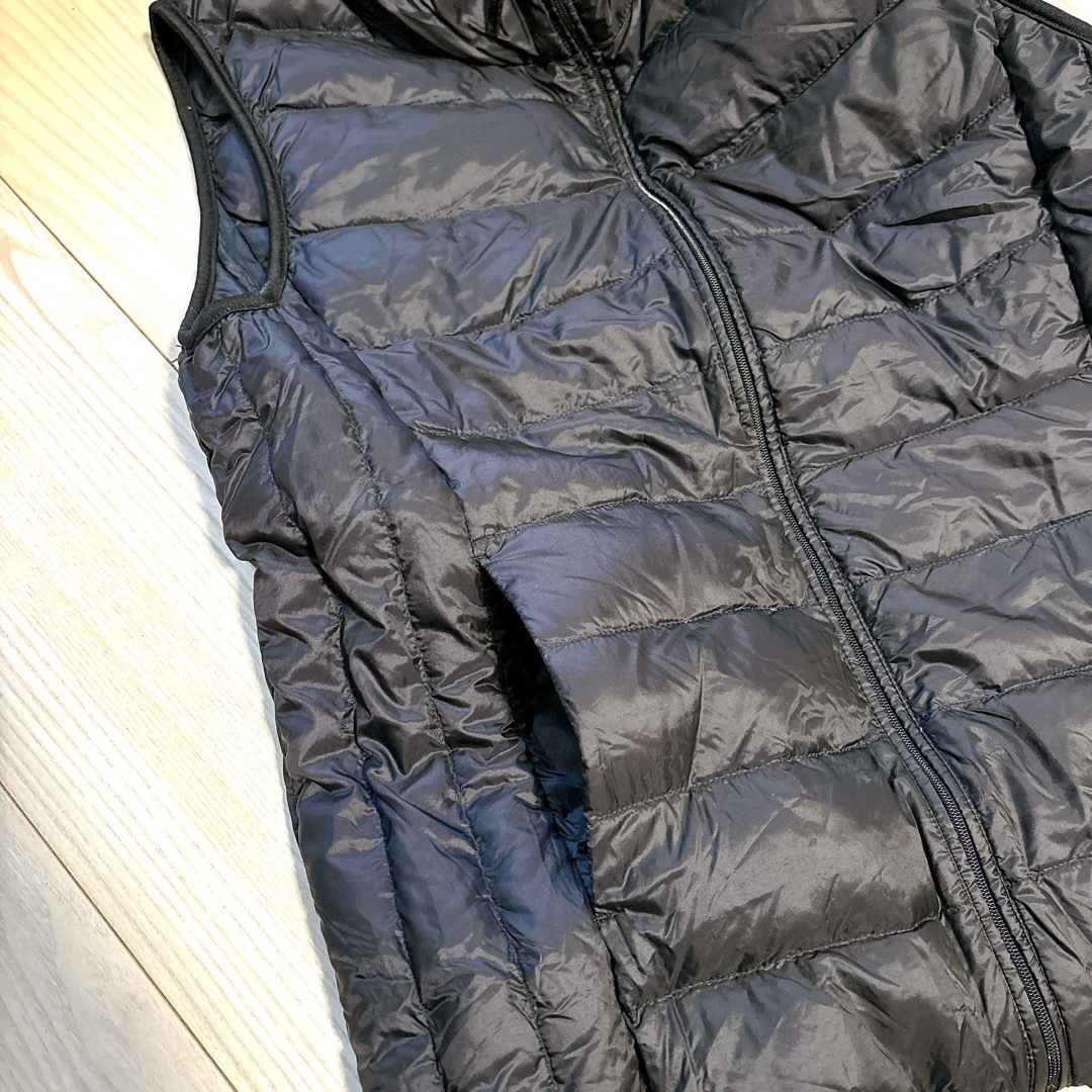 UNIQLO(ユニクロ)のUNIQLO ウルトラライトダウンベスト　ブラック レディースのジャケット/アウター(ダウンベスト)の商品写真
