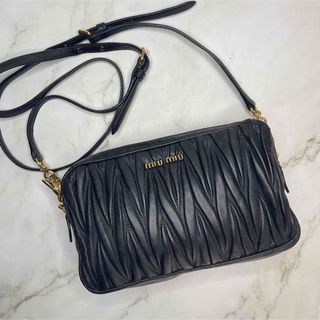 ミュウミュウ(miumiu)のミュウミュウ　miumiu マテラッセ　ショルダーバック　ブラック(ショルダーバッグ)