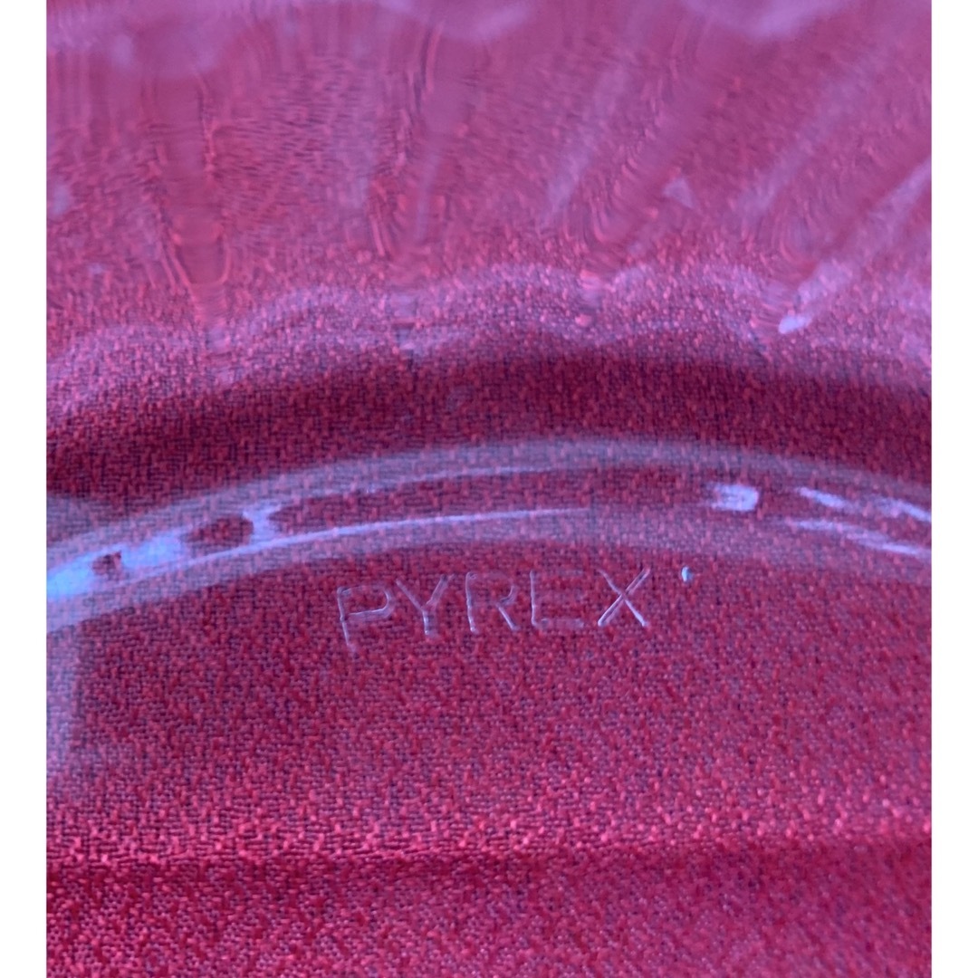 Pyrex(パイレックス)のフランス製 パイレックス ガラスグラタン皿 カゴ付き　ヴィンテージ レトロ インテリア/住まい/日用品のキッチン/食器(調理道具/製菓道具)の商品写真