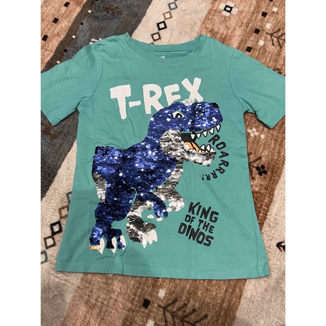 H&M(エイチアンドエム)のH&M  スパンコールT-REXTシャツ　130cm キッズ/ベビー/マタニティのキッズ服男の子用(90cm~)(Tシャツ/カットソー)の商品写真