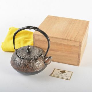 南部鉄器 　照光堂 造　桜文　砂鉄急須　共箱　D　R6745(金属工芸)