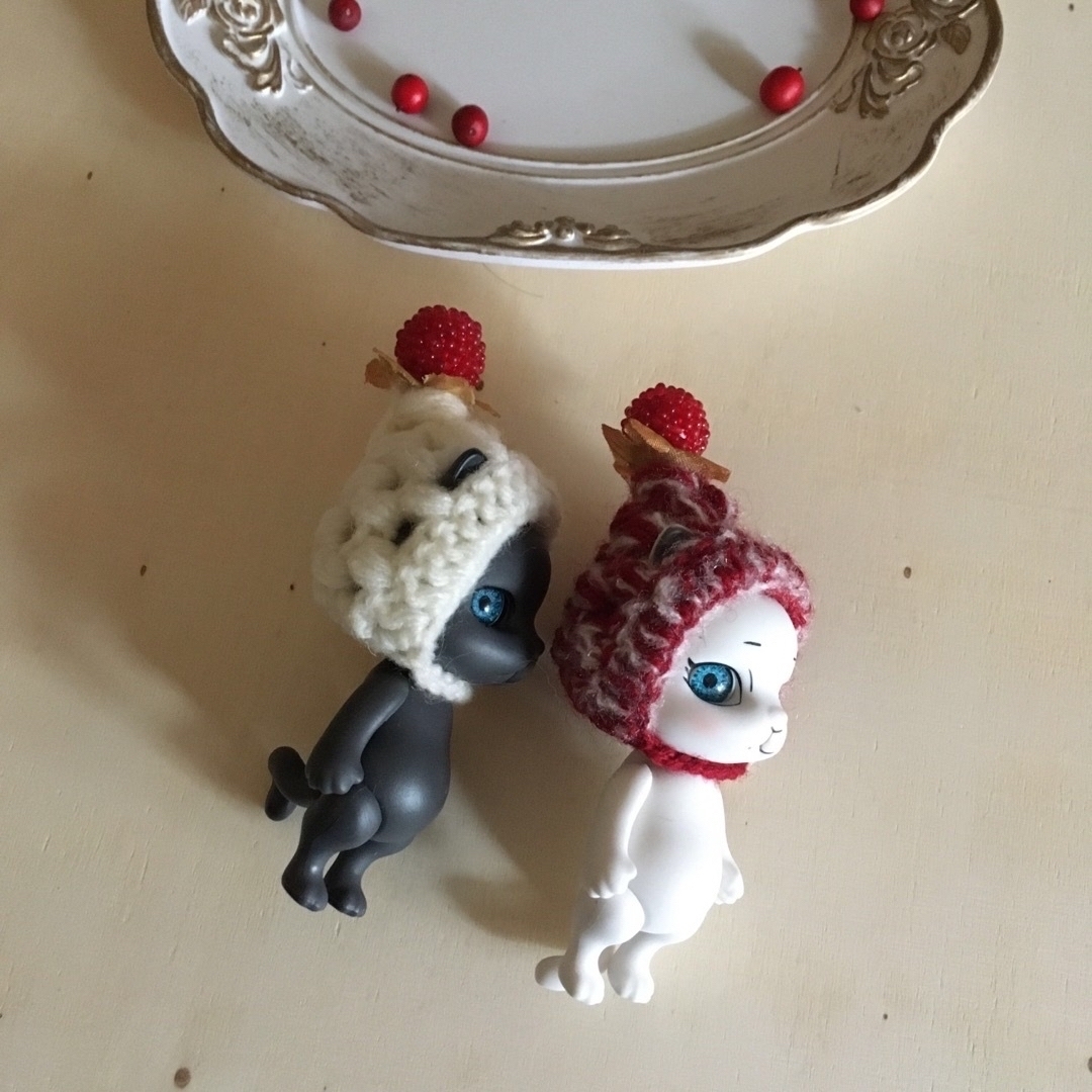 カプセルドール用　赤い実の帽子　2点 ハンドメイドのぬいぐるみ/人形(その他)の商品写真