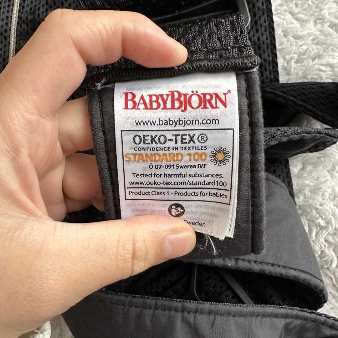 BABYBJORN(ベビービョルン)のベビービョルンミニ　ブラック×ベージュ　メッシュ キッズ/ベビー/マタニティの外出/移動用品(抱っこひも/おんぶひも)の商品写真