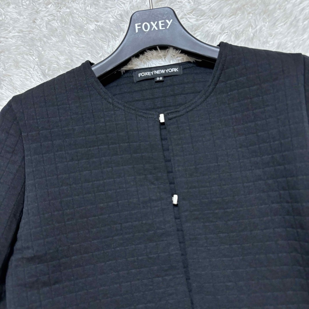 FOXEY(フォクシー)のフォクシー　ノーカラージャケット　キルティング　ショート丈　ノーカラー　ボレロ レディースのジャケット/アウター(ノーカラージャケット)の商品写真