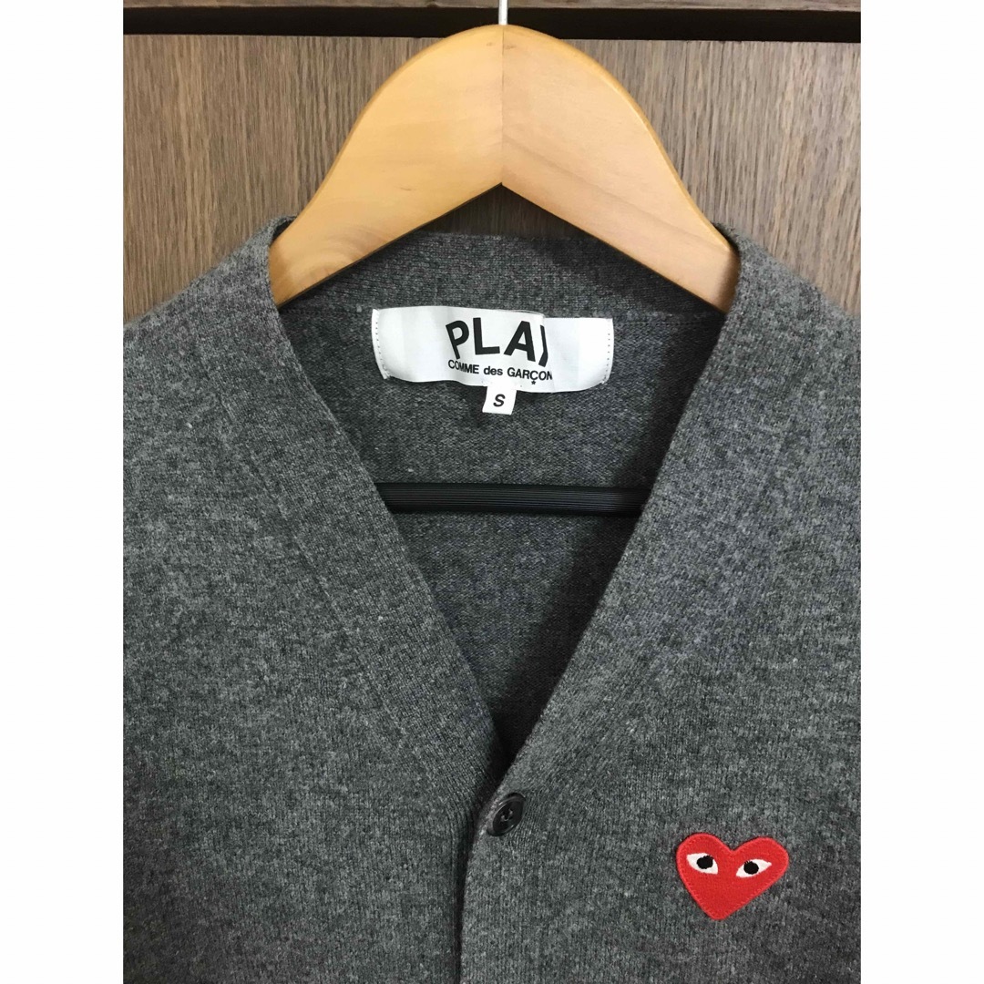 COMME des GARCONS(コムデギャルソン)のPLAY COMME DES GARCONS カーディガン グレーS メンズのトップス(カーディガン)の商品写真