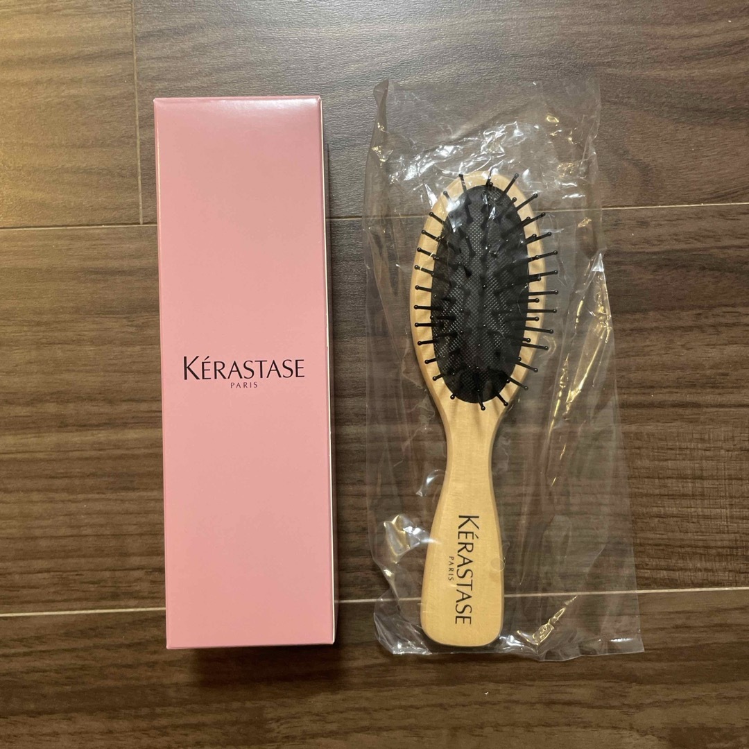 KERASTASE(ケラスターゼ)の【新品未使用】ケラスターゼ　ブラシ コスメ/美容のヘアケア/スタイリング(ヘアブラシ/クシ)の商品写真