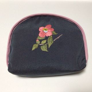 ファスナーポーチ　日本刺繍　椿　化粧ポーチ(ポーチ)