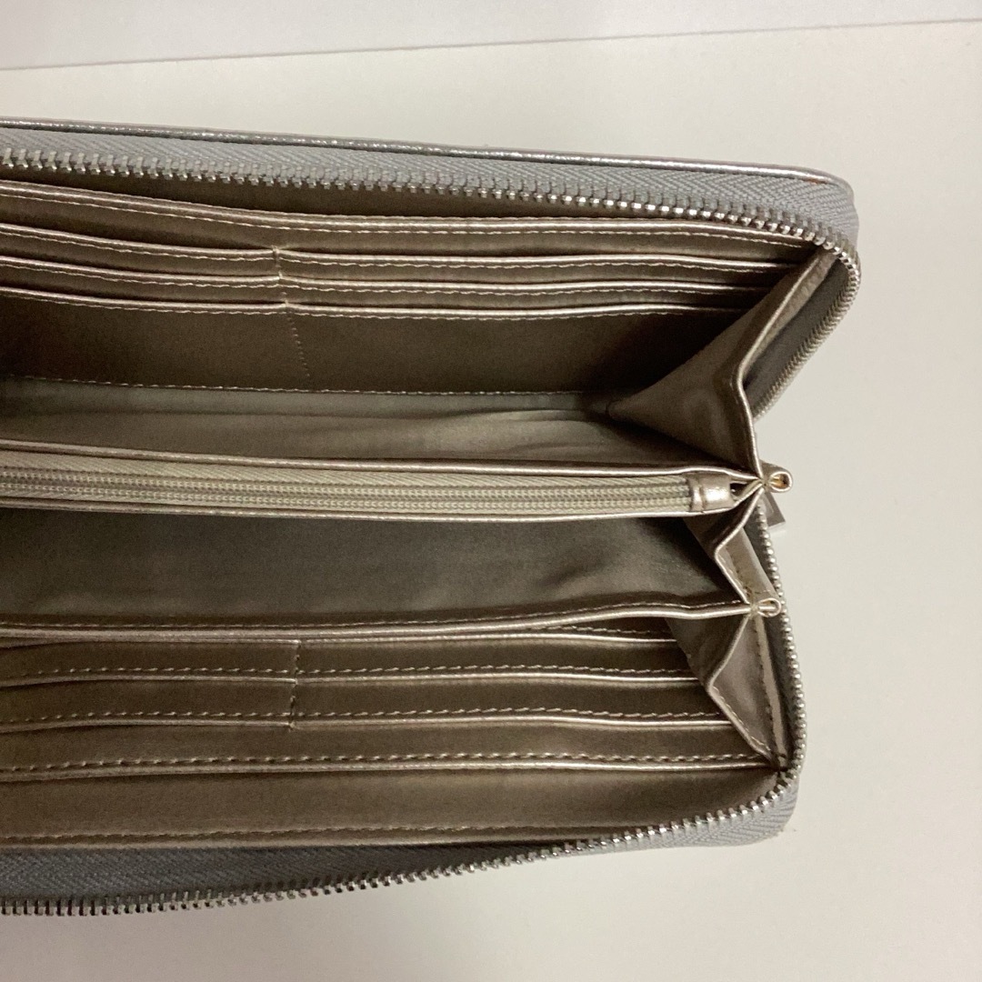 GUESS(ゲス)のGUESS  長財布　シルバー　1981 レディースのファッション小物(財布)の商品写真