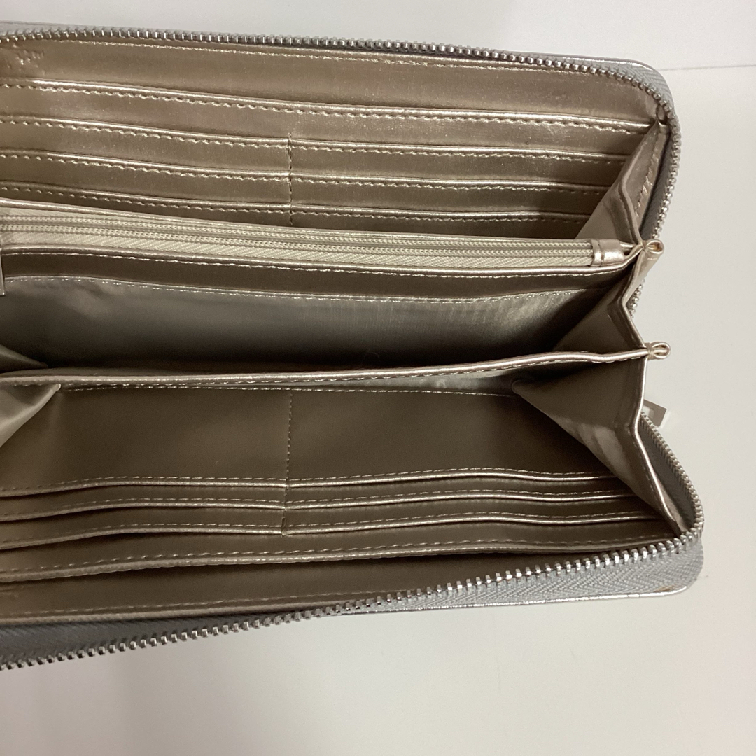 GUESS(ゲス)のGUESS  長財布　シルバー　1981 レディースのファッション小物(財布)の商品写真