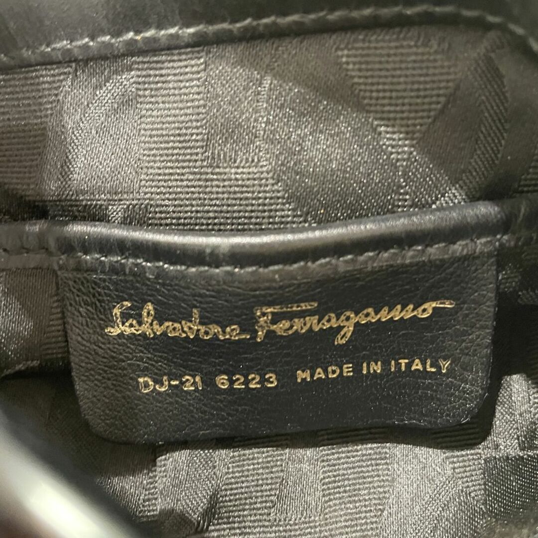 Salvatore Ferragamo(サルヴァトーレフェラガモ)のSalvatore Ferragamo ガンチーニ プラスチック ハンドル 巾着型 ハンドバッグ レディースのバッグ(ハンドバッグ)の商品写真