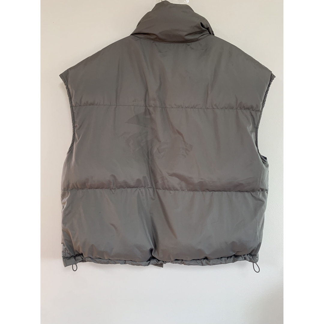 ダウン ベスト　オーバーサイズ　濃いグレー　ハイネック　暖かい　裾調整可能　中綿 レディースのジャケット/アウター(ダウンベスト)の商品写真