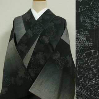 黒と灰色のぼかし織りに丸い亀甲柄　紬(着物)