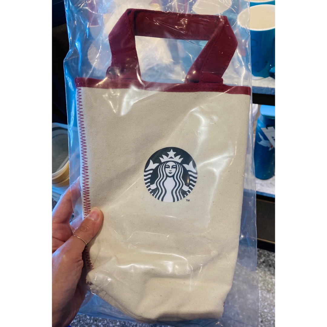 Starbucks Coffee(スターバックスコーヒー)の本日限定！スタバ　赤✖︎白　タンブラーバッグ　ハート　海外限定 レディースのバッグ(エコバッグ)の商品写真