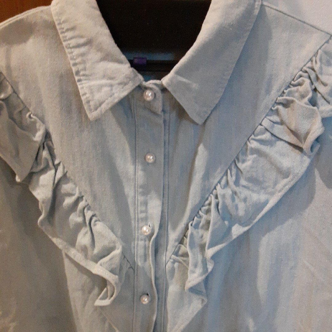 デニムシャツ　フリル　パールボタン レディースのトップス(シャツ/ブラウス(長袖/七分))の商品写真