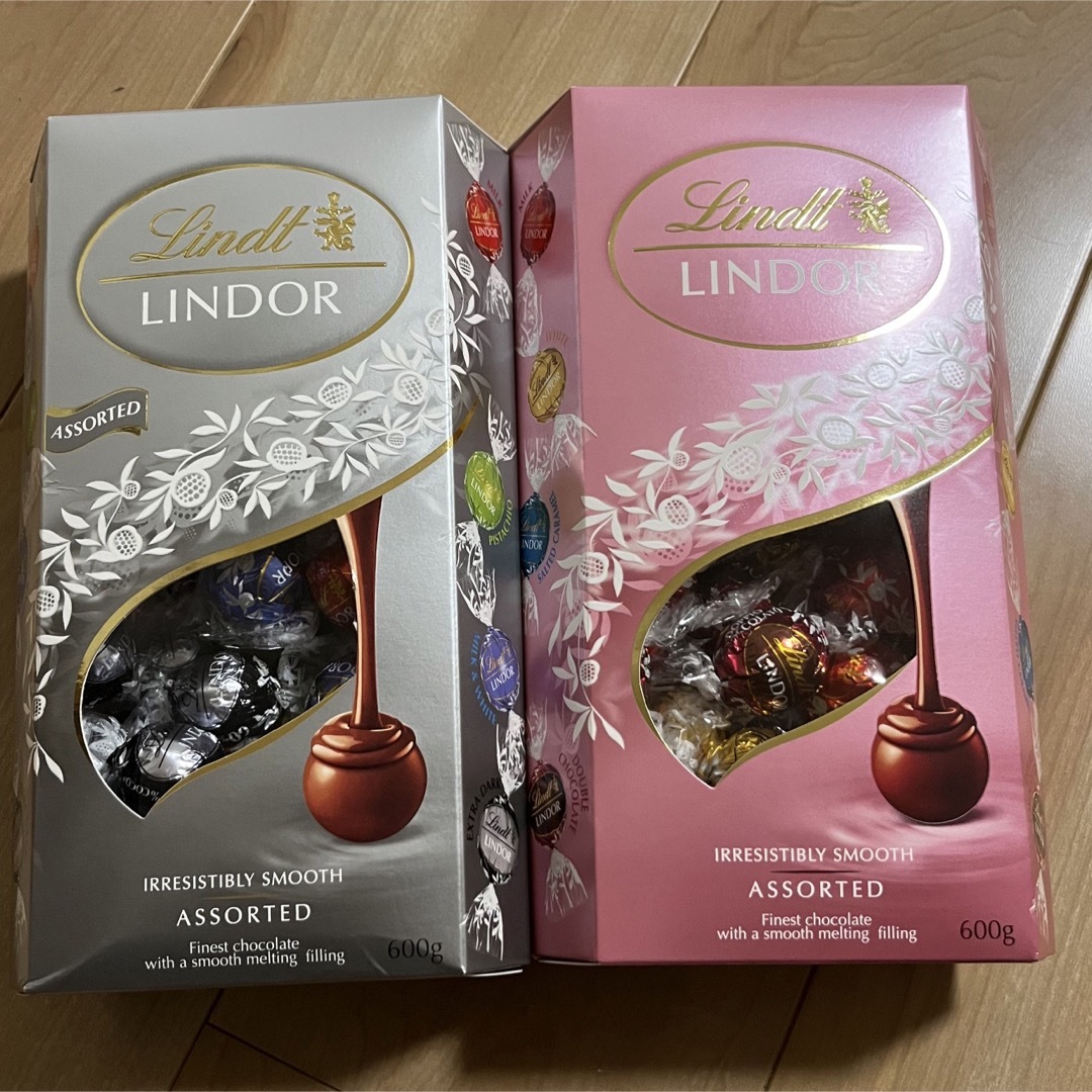 Lindt(リンツ)のリンドール  チョコレート⋆⸜   ７０コ　⸝⋆  シルバー&ピンクパッケージ 食品/飲料/酒の食品(菓子/デザート)の商品写真