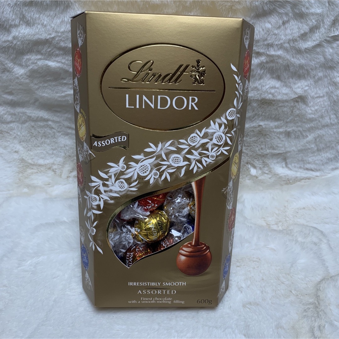 Lindt(リンツ)の【コストコ】リンツリンドールチョコ ゴールド シルバー ミックス 16個 食品/飲料/酒の食品(菓子/デザート)の商品写真