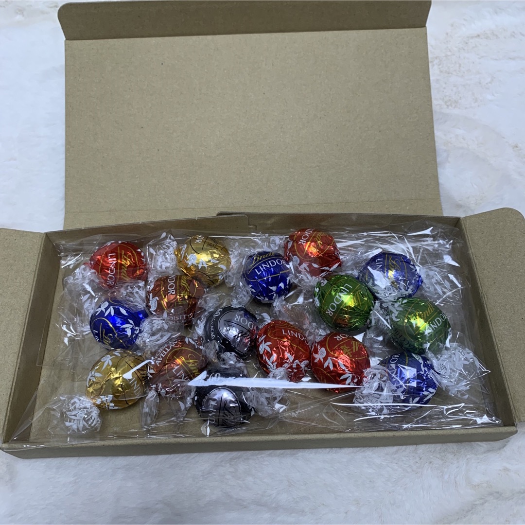 Lindt(リンツ)の【コストコ】リンツリンドールチョコ ゴールド シルバー ミックス 16個 食品/飲料/酒の食品(菓子/デザート)の商品写真