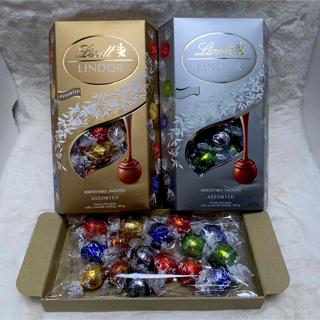 Lindt(リンツ)の【コストコ】リンツリンドールチョコ ゴールド シルバー ミックス 16個 食品/飲料/酒の食品(菓子/デザート)の商品写真