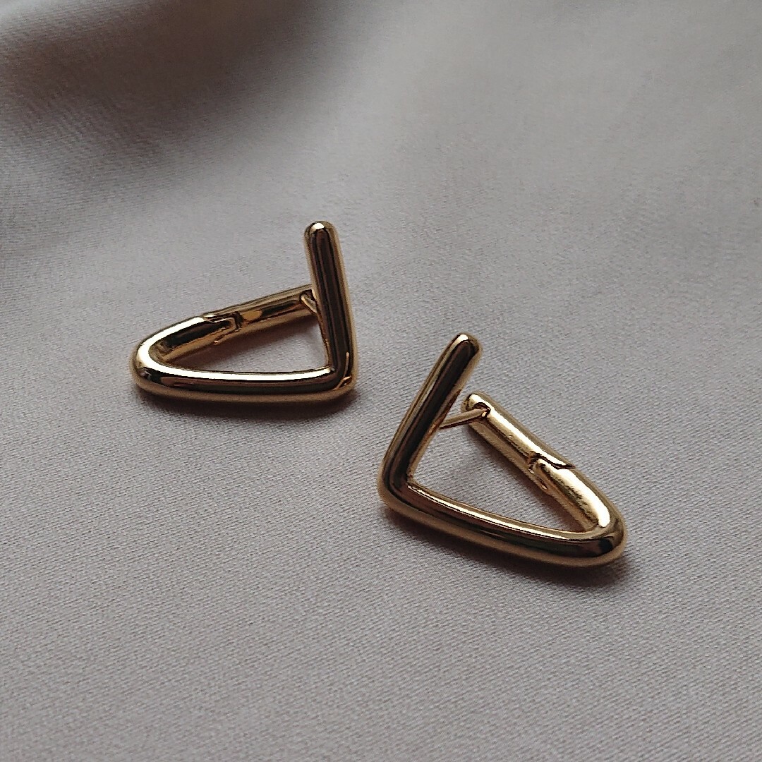 p35 triangle gold earrings レディースのアクセサリー(ピアス)の商品写真