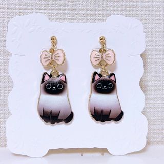 【イヤリング】ピンクのリボンとねこ　ハンドメイド(イヤリング)