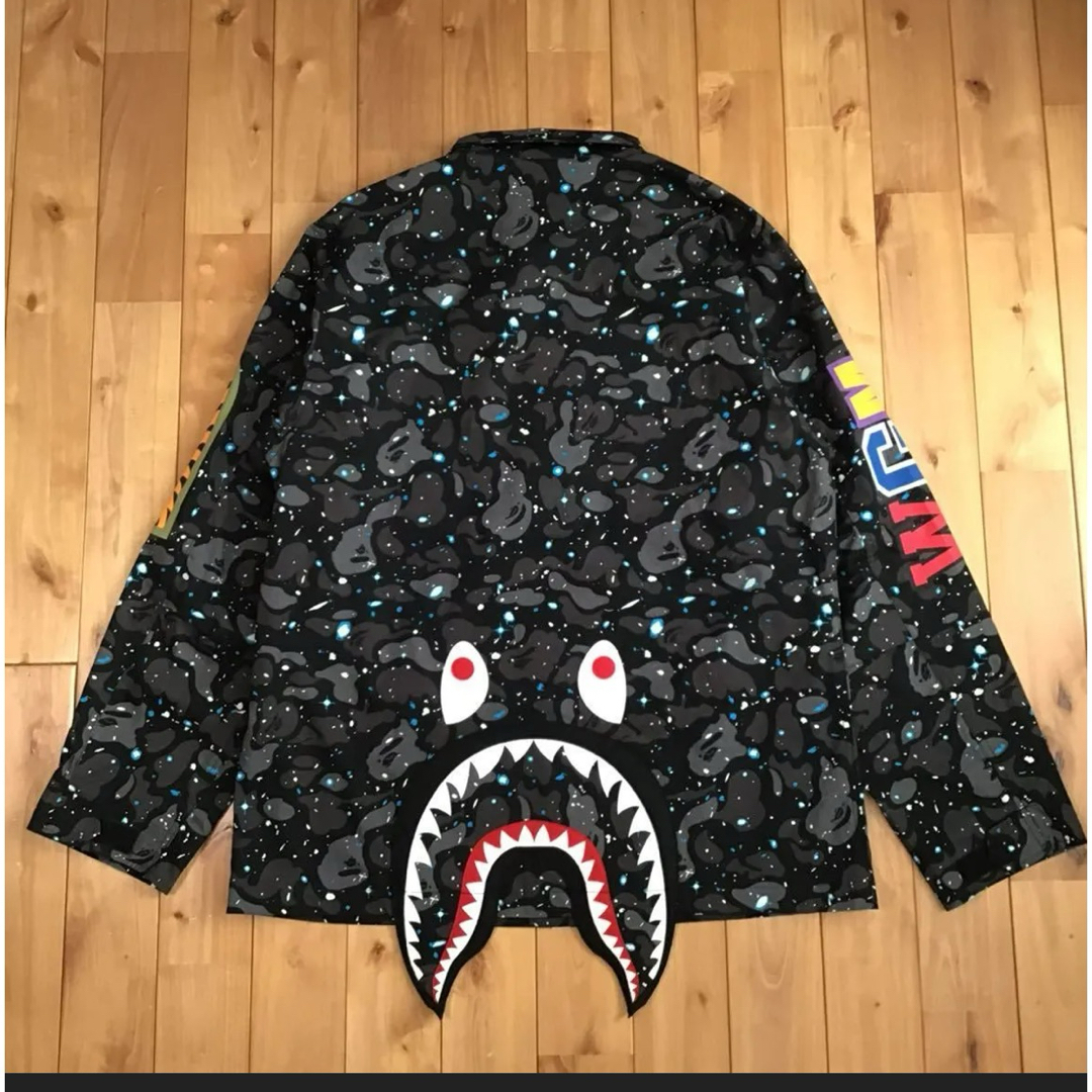 A BATHING APE(アベイシングエイプ)のエイプ ベイプ アベイシングエイプ シャーク ジャケット galaxy 迷彩 メンズのジャケット/アウター(ミリタリージャケット)の商品写真