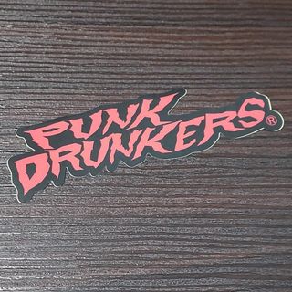 パンクドランカーズ(PUNK DRUNKERS)のPUNK DRUNKERS ギザロゴステッカー 赤(その他)