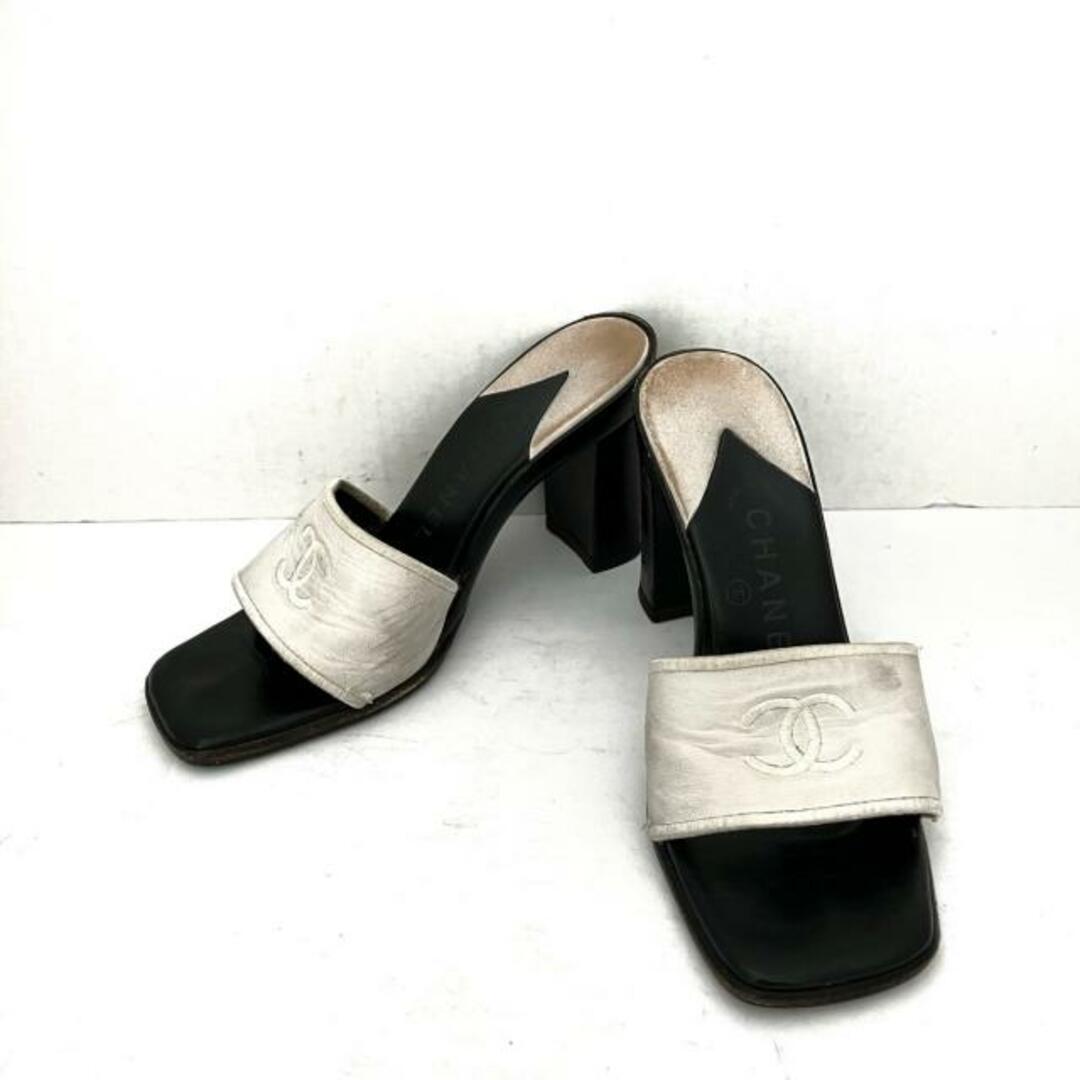 CHANEL(シャネル)のシャネル ミュール レディース - 白×黒 レディースの靴/シューズ(ミュール)の商品写真